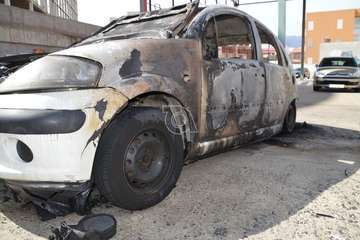 Imágenes de algunos de los vehículos afectados por los incendios en el parquin de Arnao y solar de Punto Fielato/TA.